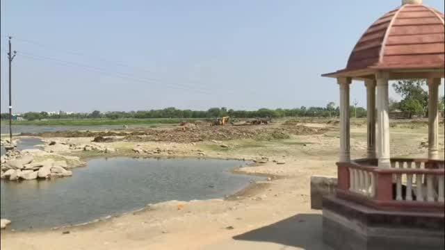 तेलिया तालाब के गहरीकरण पर सवाल! तालाब से निकली मिट्टी जलभराव क्षेत्र में ही डाली जा रही है। स्थानीय लोगों ने इसे तालाब की सीमाएं घटाने की कोशिश बताते हुए प्रशासन से जांच की मांग की है।
#TeliaTalab #Mandsaur #LocalNews #YashasviDuniya #SaveTalab