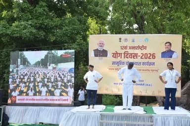 माड़ा के मनोरम इको पार्क में गरिमामय माहौल में संपन्न हुआ जिला स्तरीय 12वां अंतर्राष्ट्रीय योग दिवस कार्यक्रम
-----:-----:--- -:----:----:----:----:----:----:--- :--- :---- :-----:----:---
सिंगरौली : मध्य प्रदेश शासन के निर्देशानुसार सिंगरौली जिले में सामूहिक योग कार्यक्रम का वृहद, भव्य और ऐतिहासिक आयोजन किया गया। जिले का मुख्य जिला स्तरीय कार्यक्रम प्रसिद्ध पर्यटन स्थल इको पार्क, माड़ा की सुरम्य पहाड़ियों और प्राकृतिक वादियों के बीच आयोजित हुआ जो कि पर्यटकों की पहली पसंद है ।
यहाँ प्रकृति की गोद में हजारों की संख्या में उमड़े नागरिकों, युवाओं और बच्चों ने एक साथ योगाभ्यास कर पूरी दुनिया को स्वस्थ, सकारात्मक और तनावमुक्त जीवन जीने का सशक्त संदेश दिया। सुबह की पहली किरण के साथ ही पूरा माड़ा इको पार्क परिसर "योग करें, निरोग रहें" और "वसुधैव कुटुंबकम के लिए योग" के नारों से गुंजायमान हो उठा। इस गरिमामय और भव्य कार्यक्रम में मुख्य अतिथि के रूप में मध्य प्रदेश शासन की पंचायत एवं ग्रामीण विकास विभाग की राज्य मंत्री श्रीमती राधा सिंह उपस्थित रहीं। विशिष्ट अतिथियों में देवसर विधायक श्री राजेंद्र मेश्राम , सिंगरौली विधायक श्री रामनिवास शाह, कलेक्टर श्री गौरव बैनल और पुलिस अधीक्षक श्री सियाज़ के एम , नगर निगम अध्यक्ष श्री देवेश पांडे और भाजपा जिला अध्यक्ष श्री सुंदर लाल शाह, सीईओ जिला पंचायत श्री जगदीश गोमे, एसडीएम माडा नंदन तिवारी,योगा गोल्ड मेडलिस्ट अमन शुक्ला सहित सिंगरौली योग फाउंडेशन के सदस्य एवं छात्र छात्राएं उपस्थित रहे।
#InternationalYogaDay