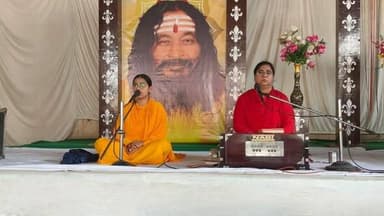जगाधरी, हनुमान गेट स्थित दिव्य ज्योति जाग्रती संस्थान आश्रम में साप्ताहिक सत्संग का आयोजन किया गया जिसके दौरान परम पूजनीय दिव्य गुरु आशुतोष महाराज जी की शिष्या साध्वी सुश्री नीलम भारती जी ने भक्ति मार्ग से जुड़े कुछ महत्वपूर्ण सूत्रों को उद्घाटित करते हुए कहा कि भक्ति मार्ग गुरु के बिना एक ऐसा अनजान रास्ता है जिसमें एक भक्त अहंकार, स्वार्थ एवं ऋद्धि सिद्धियों के प्रलोभन में अटक सकता है किन्तु गुरु अपनी कृपा दृष्टि और तपोबल के द्वारा अपने शिष्य के भक्ति पथ पर आने वाले प्रत्येक अवरोध को नष्ट करते हैं। गुरु शिष्य का संबंध इस संसार का सर्वश्रेष्ठ संबंध है जिसमें शिष्य अपने मन वचन कर्म से गुरु के चरणों में समर्पित होता है और गुरु अपना सम्पूर्ण जीवन शिष्य के कल्याण हेतु लगा देता है। यदि देखा जाए तो गुरु का त्याग शिष्य के त्याग से बहुत बड़ा है क्योंकि गुरु प्रत्येक क्षण ही शिष्य के संरक्षण हेतु तत्पर रहता है। गुरु अपने शिष्य के संचित कर्मों को समाप्त करके उसके प्रारब्ध की उस धार को कुंठित कर देते हैं जो भविष्य में उनके शिष्य को कष्ट देने वाली हो क्योंकि गुरु अपने शिष्य के भूत भविष्य वर्तमान से सदैव परिचित होते हैं और इसी कारण गुरु अपने शिष्य को सत्संग सेवा साधना और सुमिरन में लगाकर स्वयं उसके लिए मार्ग खोलते हैं और उसके जीवन में आने वाली विपत्तियों को भी नष्ट कर देते हैं। आगे साध्वी बहन जी ने विस्तार पूर्वक समझाते हुए कहा कि भारतीय संस्कृति में गुरु-शिष्य परंपरा को मानव जीवन की सबसे पवित्र और श्रेष्ठ परंपराओं में से एक माना गया है। गुरु केवल बाहरी रूप से मार्गदर्शन करने वाला व्यक्ति नहीं होता अपितु गुरु शिष्य के जीवन में ज्ञान, विवेक, संस्कार और आत्मविश्वास का संचार कर उसे अध्यात्म के मार्ग पर अग्रसर करता है। गुरु-शिष्य का संबंध श्रद्धा, विश्वास, अनुशासन और समर्पण पर आधारित होता है। जब शिष्य विनम्रता और जिज्ञासा के साथ गुरु से ज्ञान प्राप्त करता है, तब उसके व्यक्तित्व का सर्वांगीण विकास होता है। गुरु अपने अनुभव और आदर्श जीवन के माध्यम से शिष्य को केवल विद्वान ही नहीं, बल्कि एक जिम्मेदार और नैतिक नागरिक बनने की प्रेरणा देता है। आज के बदलते समय में भी गुरु-शिष्य परंपरा की प्रासंगिकता बनी हुई है। आधुनिक शिक्षा के साथ यदि गुरु के प्रति सम्मान, अनुशासन और जीवन मूल्यों का समावेश हो, तो समाज में संस्कारवान, संवेदनशील और उत्तरदायी पीढ़ी का निर्माण संभव है। गुरु का सम्मान और उनके द्वारा प्रदत्त ज्ञान का सदुपयोग ही सच्ची गुरु-दक्षिणा है। यही गुरु-शिष्य संबंध वास्तविक रूप में सशक्त एवं संस्कारित समाज के निर्माण का आधार है। यदि हम आने वाली पीढ़ी को सुसंस्कृत एवं श्रेष्ठ व्यक्तित्व से युक्त देखना चाहते हैं तो हमें पुनः गुरु शिष्य परंपरा की और लौटना होगा जिसमें एक ब्रह्मनिष्ठ गुरु ब्रह्म ज्ञान के द्वारा शिष्य के जीवन को सकारात्मक रूप से परिवर्तित कर उसे मनुष्यत्व से देवत्व की ओर अग्रसर करता है।