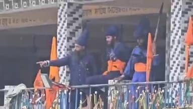 🚨 उत्तराखंड में बड़ा बवाल!
रुद्रप्रयाग के नगरासू गुरुद्वारे में कुछ निहंग सिखों के डटे रहने से विवाद गहरा गया है। मौके पर डीएम, एसपी और सुरक्षा बल तैनात हैं, लेकिन 24 घंटे से अधिक समय बीतने के बाद भी समाधान नहीं निकल सका। प्रशासन हालात पर नजर बनाए हुए है।
❓आखिर ऐसा क्या हुआ कि मामला इतना बढ़ गया? ❓क्या यह सिर्फ धार्मिक विवाद है या कानून-व्यवस्था की बड़ी चुनौती?
सोशल मीडिया पर लोग सवाल उठा रहे हैं कि इस मामले को राष्ट्रीय स्तर पर उतनी चर्चा क्यों नहीं मिल रही जितनी अन्य विवादों को मिलती है।
#Uttarakhand #Rudraprayag #NagrasuGurudwara #Nihang #BreakingNews #LawAndOrder #UttarakhandNews #TrendingNews #CharDhamYatra #IndiaNews #रुद्रप्रयाग #उत्तराखंड #ब्रेकिंगन्यूज #कानूनव्यवस्था #वायरलखबर