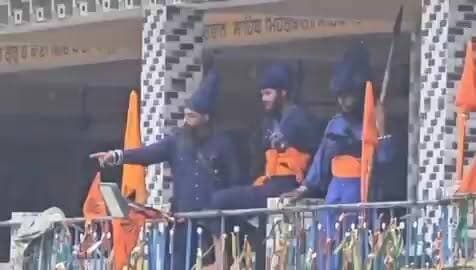🚨 उत्तराखंड में बड़ा बवाल!
रुद्रप्रयाग के नगरासू गुरुद्वारे में कुछ निहंग सिखों के डटे रहने से विवाद गहरा गया है। मौके पर डीएम, एसपी और सुरक्षा बल तैनात हैं, लेकिन 24 घंटे से अधिक समय बीतने के बाद भी समाधान नहीं निकल सका। प्रशासन हालात पर नजर बनाए हुए है।
❓आखिर ऐसा क्या हुआ कि मामला इतना बढ़ गया? ❓क्या यह सिर्फ धार्मिक विवाद है या कानून-व्यवस्था की बड़ी चुनौती?
सोशल मीडिया पर लोग सवाल उठा रहे हैं कि इस मामले को राष्ट्रीय स्तर पर उतनी चर्चा क्यों नहीं मिल रही जितनी अन्य विवादों को मिलती है।
#Uttarakhand #Rudraprayag #NagrasuGurudwara #Nihang #BreakingNews #LawAndOrder #UttarakhandNews #TrendingNews #CharDhamYatra #IndiaNews #रुद्रप्रयाग #उत्तराखंड #ब्रेकिंगन्यूज #कानूनव्यवस्था #वायरलखबर