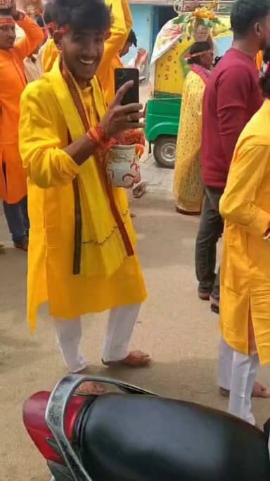 अटल बिगहा गांव में श्री श्री शतचंडी महायज्ञ सह मां दुर्गा प्राण प्रतिष्ठा को लेकर निकली भव्य कलश शोभायात्रा