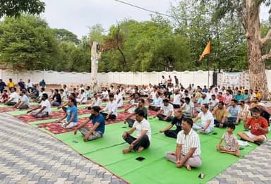 सांसद दमोह राहुल सिंह लोधी ने आज प्रातः 12वें अंतर्राष्ट्रीय योग दिवस के अवसर पर सी7 वीआईपी रोड सांसद कार्यालय दमोह में योग्याभ्यास किया।
उन्होंने कहा इस अंतरराष्ट्रीय योग दिवस पर हम सभी नियमित योग करने का संकल्प लें और स्वस्थ, समर्थ, आत्मनिर्भर एवं विकसित भारत के निर्माण में अपनी सहभागिता सुनिश्चित करें।
इस दौरान श्याम शिवहरे सहित अन्य जनप्रतिनिधियों, गणमान्य नागरिकों ने योगाभ्यास किया