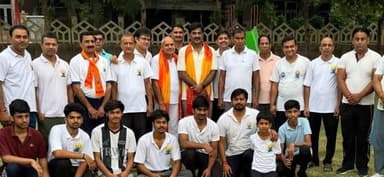 12वें अंतर्राष्ट्रीय योग दिवस के अवसर पर ग्रेटर नोएडा के दादरी विधानसभा क्षेत्र के सेक्टर जू-3, सी-ब्लॉक में भव्य योग शिविर का आयोजन किया गया। कार्यक्रम में बड़ी संख्या में स्थानीय लोगों, जनप्रतिनिधियों और भाजपा कार्यकर्ताओं ने भाग लिया।
योग कार्यक्रम में मुख्य अतिथि के रूप में संजय सिंह गुर्जर विकल मौजूद रहे। इस दौरान उन्होंने लोगों को योग की विभिन्न क्रियाओं का अभ्यास कराया और नियमित योग करने के लिए प्रेरित किया।
उन्होंने कहा कि प्रधानमंत्री नरेंद्र मोदी के नेतृत्व में योग आज पूरी दुनिया में भारत की पहचान बन चुका है। योग केवल शारीरिक व्यायाम नहीं, बल्कि स्वस्थ शरीर, शांत मन और संतुलित जीवन का आधार है।
कार्यक्रम में दादरी देहात मंडल के पूर्व अध्यक्ष संजय भाटी, मंडल अध्यक्ष भिकारी सिंह, सूरजपुर मंडल अध्यक्ष मनोज मावी, पूर्व जिला अध्यक्ष विजय सिंह भाटी, सांसद प्रतिनिधि बलराज भाटी, महासचिव आरडब्ल्यूए अजय वर्मा सहित भाजपा पदाधिकारी, कार्यकर्ता और बड़ी संख्या में क्षेत्रवासी मौजूद रहे।
कार्यक्रम के अंत में सभी लोगों से योग को अपनी दैनिक दिनचर्या में शामिल करने की अपील की गई।