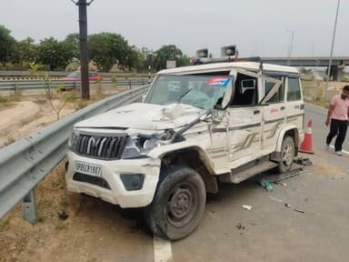 ग्रेटर नोएडा के जेवर थाना क्षेत्र में यमुना एक्सप्रेस-वे पर एक बड़ा सड़क हादसा हो गया। मथुरा के मांट विधानसभा से विधायक राजेश चौधरी की सुरक्षा में चल रही एस्कॉर्ट गाड़ी दुर्घटनाग्रस्त हो गई। हादसे में ड्यूटी पर तैनात एक हेड कांस्टेबल की मौत हो गई, जबकि एक अन्य पुलिसकर्मी घायल हो गया।
जानकारी के मुताबिक, यमुना एक्सप्रेस-वे पर जेवर क्षेत्र में रॉन्ग साइड से आ रहे एक हाईवा ट्रक से बचने के दौरान विधायक की सुरक्षा में लगी बुलेरो अनियंत्रित होकर फेंसिंग से टकरा गई।
हादसे में पुलिस लाइन्स मथुरा में तैनात हेड कांस्टेबल राजेंद्र सिंह यादव गंभीर रूप से घायल हो गए। उन्हें तुरंत अस्पताल ले जाया गया, जहां डॉक्टरों ने उन्हें मृत घोषित कर दिया।
वहीं, इस दुर्घटना में मुख्य आरक्षी सुल्तान सिंह भी घायल हुए हैं, जिनका अस्पताल में उपचार चल रहा है।
घटना की सूचना मिलते ही पुलिस और प्रशासन के वरिष्ठ अधिकारी मौके पर पहुंच गए। पुलिस ने हाईवा ट्रक को कब्जे में लेकर चालक को हिरासत में ले लिया है।
फिलहाल पुलिस ने मामला दर्ज कर आगे की कार्रवाई शुरू कर दी है।
