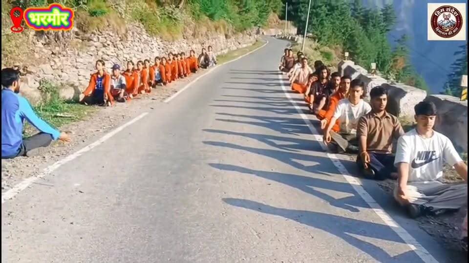 🧘♂️ अंतर्राष्ट्रीय योग दिवस के अवसर पर भरमौर में युवा आपदा मित्र स्वयंसेवकों द्वारा उत्साहपूर्वक योगाभ्यास किया गया।
योग न केवल शारीरिक एवं मानसिक स्वास्थ्य को सुदृढ़ बनाता है, बल्कि आपदा प्रबंधन एवं आपातकालीन परिस्थितियों में कार्य करने वाले स्वयंसेवकों को अनुशासन, एकाग्रता और आत्मविश्वास भी प्रदान करता है।
इस अवसर पर सभी युवा आपदा मित्रों ने नियमित रूप से योग को अपने जीवन का हिस्सा बनाने का संकल्प लिया।
🕉️ "योग से निरोग, स्वस्थ और सशक्त समाज का निर्माण संभव है।"
#InternationalYogaDay #YogaDay2026 #YuvaAapdaMitra #AapdaMitra #DisasterManagement #DDMAChamba #Bharmour #YogaForWellbeing #YogaForHumanity