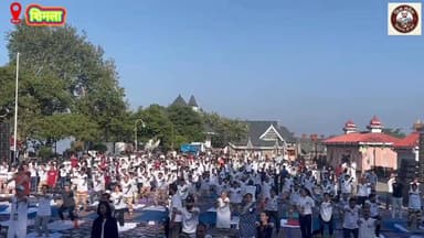 🧘♂️ अंतरराष्ट्रीय योग दिवस के अवसर पर शिमला के ऐतिहासिक रिज मैदान में आयोजित राज्य स्तरीय कार्यक्रम में राज्यपाल कविंद्र गुप्ता और नेता प्रतिपक्ष जयराम ठाकुर ने योग कर प्रदेशवासियों को स्वस्थ जीवन का संदेश दिया।
राज्यपाल कविंद्र गुप्ता ने कहा कि योग हमारी संस्कृति, परंपरा और जीवन का आधार है। उन्होंने कहा कि प्रधानमंत्री नरेंद्र मोदी के प्रयासों से वर्ष 2014 में संयुक्त राष्ट्र के 189 देशों ने योग को अपनाया और आज योग एक वैश्विक जनआंदोलन बन चुका है।
उन्होंने सभी नागरिकों से अपने दैनिक जीवन में योग को अपनाने का आह्वान करते हुए कहा कि नियमित योग से शारीरिक, मानसिक और आध्यात्मिक संतुलन प्राप्त किया जा सकता है।
अंतर्राष्ट्रीय योग दिवस के अवसर पर प्रदेशभर में योग के प्रति उत्साह देखने को मिला और लोगों ने स्वस्थ भारत के संकल्प को मजबूत किया।
#InternationalYogaDay #YogaDay2026 #YogaForLife #HealthyLifestyle #FitIndia #YogaEveryday #Wellness #MentalHealth #HealthyMindHealthyBody #Shimla #HimachalPradesh #JaiHind #FitnessMotivation #YogaInspiration #GlobalYogaDay हिम संदेश Sukhvinder Singh Sukhu Jairam Thakur
