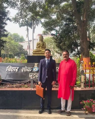 #70वीं बीपीएससी परीक्षा में #दोस्तिया गांव के प्रिंस कुमार एवं आशु कुमारी ने सफलता हासिल कर क्षेत्र का नाम रोशन किया है।
प्रिंस कुमार, जय किशोर साह के पुत्र हैं, जबकि आशु कुमारी, कन्हाई लाल पासवान की पुत्री हैं। दोनों की इस उपलब्धि से पूरे क्षेत्र में खुशी का माहौल है। उनकी सफलता युवाओं के लिए प्रेरणा का स्रोत बनेगी।
#न्यूजबिहारकीआवाज #सोनबरसा #सीतामढ़ी