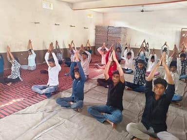 अंतर्राष्ट्रीय योग दिवस के अवसर पर आलोट की ग्राम पंचायत खारवाकला मे डांगी धर्मशाला में युवा कार्यक्रम एवं खेल मंत्रालय, भारत सरकार के 'मेरा युवा भारत' (MY Bharat) तथा खेल एवं युवा कल्याण विभाग रतलाम के संयुक्त तत्वावधान में योग कार्यक्रम का गरिमामय आयोजन किया गया।
कार्यक्रम का शुभारंभ दीप प्रज्वलन के साथ किया गया। इस अवसर पर मुख्य अतिथि के रूप में ब्लॉक कोऑर्डिनेटर दुर्गा शंकर मोयल, प्रकाश हाड़ा, जीवन सिंह सोलंकी, मोनू मीणा एवं मंगल सिंह चौहान उपस्थित थे। अतिथियों ने युवाओं के साथ स्वयं योगासन कर नागरिकों को नियमित योग अपनाने की प्रेरणा दी।
कार्यक्रम में सभी प्रतिभागियों को माधव शर्मा द्वारा योग प्रोटोकॉल के अनुसार प्राणायाम एवं विभिन्न योगासनों कराए गए 'मेरा युवा भारत' के माध्यम से बड़ी संख्या में स्थानीय युवाओं ने भाग लेकर स्वस्थ भारत के निर्माण का संकल्प लिया।
कार्यक्रम का आयोजन जिला युवा अधिकारी सौरभ श्रीवास्तव के कुशल दिशा-निर्देशन एवं मार्गदर्शन में अनुशासित और सफलतापूर्वक संपन्न हुआ। अंत में सभी उपस्थितजनों का आभार व्यक्त किया गया। कार्यक्रम का संचालन जीवन सिंह सोलंकी एवं आभार प्रदर्शन अतुल वर्मा ने माना।
#अंतर्राष्ट्रीय_योग_दिवस
#JanSampark #ratlam