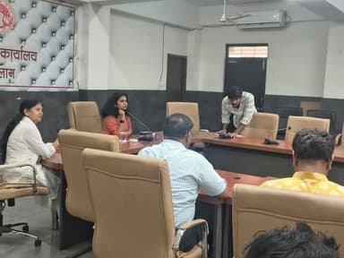 धर्मस्व शाखा अंतर्गत ज्ञान भारतम मिशन की बैठक ए डी एम डॉ शालिनी श्रीवास्तव की उपस्थिति में कलेक्टर कार्यालय सभा कक्ष में आयोजित की गई। बैठक में बताया गया कि ज्ञान भारतम मिशन भारत की विशाल पाण्डुलिपि (Manuscript) विरासत को खोजने, उनका सर्वेक्षण करने, उन्हें संरक्षित करने और आधुनिक तकनीक (जैसे AI और क्लाउड स्टोरेज) का उपयोग करके डिजिटल रूप से सुरक्षित बनाने की एक राष्ट्रीय पहल है। इसका उद्देश्य इस ज्ञान को आने वाली पीढ़ियों के लिए सुरक्षित और सुलभ बनाना है। इसका मूल मंत्रः || न हि ज्ञानेन सदृशं पवित्रमिह विद्यते || (इस संसार में ज्ञान के समान कुछ भी पवित्र नहीं है) । कार्यक्रम का मुख्य स्तंभ संरक्षण , नवाचार और संवर्धन एवं अनुकूलन है ।
पाण्डुलिपियां खोजने के लिए सर्वेक्षण टीमें सरकारी और निजी पुस्तकालय, संग्रहालय, विश्वविद्यालय, अभिलेखागार (Archives) और संस्कृत पाठशालाएं
धार्मिक स्थल: मंदिर, मठ, आश्रम, मठवासी संस्थान और
गुरुकुल, निजी व्यक्तिः पारंपरिक विद्वान, ज्योतिषी, आयुर्वेदिक चिकित्सक, मंदिर के पुजारी और निजी संग्रहकर्ता आदि स्थानों पर खोज कर रही है। डिजिटल ऐप और डेटा संग्रहणके लिए gyanbharatam.com वेब पोर्टल और एक मोबाइल एप्लिकेशन लॉन्च किया गया है। इस ऐप के माध्यम से सर्वेक्षक (Surveyor) या आम नागरिक (Citizen)पाण्डुलिपियों की जानकारी दर्ज कर सकते हैं।
भारत की पाण्डुलिपियों का एक राज्यवार व्यापक डेटाबेस तैयार करना, दुर्लभ और संकटग्रस्त (लुप्त हो रही) पाण्डुलिपियों की पहचान होना अपेक्षित परिणाम है। इससे भारत का एक GIS-आधारित पाण्डुलिपि मानचित्र तैयार होगा। बैठक में राष्ट्रीय संयुक्त सचिव अखिल भारतीय पुजारी महासंघ श्रीराम मंदिर जौरा पंडित महेश शर्मा द्वारा भारत के पूर्वज महाराज नवाब धरोहर की जानकारी सहेज कर रखा गया है। ए डी एम ने उनका कार्य प्रशंसनीय बताया । बैठक में बताया गया कि रतलाम जिले के आमजन से अपील हैं कि अन्यत्र जिलो की भांति हमे भी रतलाम जिले में शासन की महत्तानुसार रतलाम जिले में स्थित निजी शोध संस्थान, महाविद्यालय, ग्रंथालय, मंदिरों, मठ/आश्रम, प्राईवेट ट्रस्ट इत्यादि में संरक्षित प्राचीन हस्तलिखित पांडुलिपियों, प्राचीन सिक्के, फोटो छात्र-शोधार्थियों द्वारा किये गये शोध को नवीन कलेक्टर कार्यालय, रतलाम के कक्ष क्रमांक 107 में स्थापित कन्ट्रोल रूम में कार्यालयीन समय प्रातः 10:00 बजे से सांय 6:00 बजे के मध्यम जानकारी प्रस्तुत कर सकते है तथा कार्यालयीन समय अथवा उसके पश्चात भी मोबाईल नंबर 7223065511 एवं 9907423318 तथा 9977741604 पर व्हाटसअप पर भेज सकते हैं।
बैठक में डिप्टी कलेक्टर श्री संजय शर्मा, डिप्टी कलेक्टर श्रीमती राधा महंत एवं लिपिक श्री मनीष माथुर , श्री देवांश योगी तथा रतलाम जिले के देवस्थान/मंदिर के पुजारीगण बड़ी संख्या में उपस्थित थे।
#JanSampark #ratlam