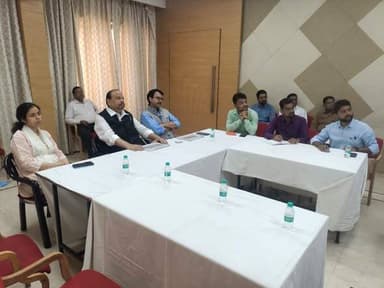 म.प्र. सरकार आध्यात्मिक एवं पुरातात्विक धरोहर के आधुनिकीकरण की दिशा में अग्रसर है। कैबिनेट मंत्री एवं सूक्ष्म, लघु एवं मध्यम उद्यम मंत्री श्री चेतन्य काश्यप, महापौर श्री प्रहलाद पटेल एवं कलेक्टर श्रीमती मिशा सिंह ने कालिका माता मंदिर परिसर के आधुनिकीकरण की कार्ययोजना के संबंध में बैठक कर विस्तार से चर्चा की।
बैठक के दौरान इंजीनियरों द्वारा कार्ययोजना प्रस्तुत करते हुए बताया गया कि कालिका माता मंदिर परिसर का नया रुप महाकाल लोक से भी सुंदर दिखाई देगा। प्रस्तावित नक्शे के अनुसार झाली तालाब परिसर अष्टकोणीय रुप में विकसित किया जा रहा है। इसके अष्ट कोण के प्रत्येक कोण पर माताजी की मूर्ति के स्वरुपों की आकर्षक झांकी दिखाई देगी, इसमें माँ दुर्गा के नौ रुपों शैलपुत्री, ब्रह्मचारिणी, चंद्रघंटा, कूष्मांडा, स्कंदमाता, कात्यायनी, कालरात्रि, महागौरी, सिद्धिदात्री का दर्शन कर सकेंगे। बैठक के दौरान प्रवेश और निर्गम मार्ग, कालिका माता मंदिर का विस्तृत स्वरुप, झाली तालाब का स्वरुप, बगीचा, भोजन का स्टाल, पार्किंग झोन, टायलेट ब्लॉक, छायादार मार्ग आदि को लेकर विस्तार से चर्चा कर कार्ययोजना बनाई गई।
Jansampark Madhya Pradesh
#JanSampark #ratlam