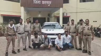 #बड़ी_खबर थाना कोतवाली पुलिस ने अवैध हथियार की कड़ी का किया खुलासा- क्रेता-विक्रेता सहित 4 आरोपियों को गिरफ्तार कर अवैध पिस्टल, दो लोडेड मैगजीन, देशी कट्टा, 74 कारतूस एवं प्रयुक्त एक्सयूवी कार कुल कीमत करीब 11 लाख रुपए जप्त*
*आरोपी विकास सिंह हत्या, हत्या के प्रयास, अवैध हथियार जैसे 6, निजामुद्दीन जुआ, मारपीट जैसे 2 एवं हरेंद्र सिंह मारपीट, अवैध वसूली के एक अपराध में पूर्व से लिप्त*
पुलिस अधीक्षक छतरपुर श्री रजत सकलेचा के निर्देशानुसार छतरपुर पुलिस द्वारा अवैध हथियार के विरुद्ध निरंतर कार्यवाही की जा रही है, अवैध हथियार जप्त कर आरोपियों को गिरफ्तार किया जा रहा है। हथियारों के स्रोत संबंधी जानकारी एकत्र कर संलिप्त अपराधियों की धर पकड़ की जा रही है।
थाना कोतवाली पुलिस को विगत रात्रि नौगांव रोड में अवैध हथियार संबंधी सूचना प्राप्त हुई। पुलिस टीम नौगांव रोड टायर एजेंसी के पास पहुंची। संदेह के आधार पर वहां पर खड़ी एक्सयूवी कार में बैठे दो संद�