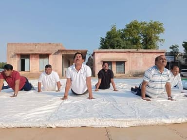 12वां #अंतर्राष्ट्रीय_योग_दिवस 2026
अंतर्राष्ट्रीय योग दिवस के अवसर पर शासकीय लक्ष्मी सरस्वती गोपाल कृष्ण महाविद्यालय प्रांगण में योगाभ्यास कार्यक्रम का सफल आयोजन किया गया। जिसमें मुख्य रुप से पूर्व राज्यमंत्री श्री सुरेश धाकड़ राठखेड़ा, श्री आशुतोष जैमिनी, श्री संजीव शर्मा, एसडीएम श्री जेपी गुप्ता, जनपद सीईओ श्री ऑफिसर सिंह गुर्जर सहित समस्त विभागों के अधिकारी-कर्मचारी सहित छात्र-छात्राओं ने सामूहिक रूप से योगाभ्यास किया।
इस दौरान प्राचार्य अजय शंकर त्रिपाठी, आयुर्वेद चिकित्सा अधिकारी डॉ दीप्ति शर्मा, सरपंच छर्च दीवान सिंह कुशवाह, जनपद सदस्य व गणमान्य नागरिक उपस्थित रहे।
#CMMadhyaPradesh
#shivpuri #JansamparkMP #InternationalYogaDay #IDY2026