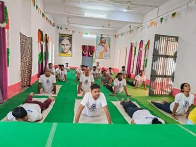 अन्तर्राष्ट्रीय योग दिवस के परिप्रेक्ष्य में साप्ताहिक योग अभियान सम्पन्न
-----
#श्योपुर-/ माननीय म.प्र. राज्य विधिक सेवा प्राधिकरण, जबलपुर के दिशा-निर्देशानुसार एवं माननीय प्रधान जिला न्यायाधीश व अध्यक्ष महोदय, जिला विधिक सेवा प्राधिकरण श्री कपिल मेहता के मार्गदर्शन में अंतर्राष्ट्रीय योग दिवस के परिप्रेक्ष्य में साप्ताहिक योग अभियान (15 जून से दिनांक 22 जून तक) जिला कारागार, श्योपुर व उप-कारागार विजयपुर में सफलतापूर्वक सम्पन्न हुआ।
जिला जेल श्योपुर अंतर्गत अभियान के शुभारंभ अवसर पर माननीय प्रधान जिला न्यायाधीश द्वारा उपस्थित बंदीजन को योग की महत्वता के बारे में बताते हुये अवगत कराया कि योग स्वास्थ्य शरीर के लिये बेहद जरूरी है इससे हमारे शरीर में ऊर्जा की भी बढोत्तरी होती है व शरीर से कई बीमारियों का नाश भी होता है।
साप्ताहिक योग शिविर में ऑनलाईन माध्यम से जबलपुर से सम्मिलित योगा शिक्षक द्वारा विभिन्न प्रकार के योग आसन जैसे भस्त्रिका, कपाल भाती. अनुलोम-विलोम, भ्रामरी, बटर फ्लाई शीर्षासन, सूर्य नमस्कार व नमो ध्यानम इत्यादि करवाये गये। इस अवसर पर दिनांक 15 जून से 21 जून तक जिला कारागार, श्योपुर में लगभग 80-85 बंदीगण एवं उप-कारागार विजयपुर अंतर्गत लगभग 20-25 बंदीगण एवं स्टॉफ द्वारा प्रतिदिवस योगाभ्यास कर शारीरिक एवं मानसिक लाभ प्राप्त किया गया।
उक्त सम्पूर्ण अभियान में माननीय विशेष न्यायाधीश, अन्य न्यायाधीशगण, जिला विधिक सेवा प्राधिकरण के सचिव जेल अधीक्षक, कारागार एवं जिला विधिक सेवा प्राधिकरण के अधिकारीगण व कर्मचारीगण द्वारा भी निरंतर योगाभ्यास किया गया।
इसी अनुक्रम में आज अंतर्राष्ट्रीय योग दिवस के अवसर पर जिला न्यायालय श्योपुर परिसर में भी माननीय प्रधान जिला एवं सत्र न्यायाधीश श्री कपिल मेहता के मार्गदर्शन में योगाभ्यास कार्यक्रम आयोजित किया गया। जिसमें योग शिक्षक द्वारा जिला स्थापना पर पदस्थ न्यायाधीशगण, जिला अभिभाषक संघ के अध्यक्ष, जिला न्यायालय के अधिकारी व कर्मचारीगण को सामूहिक रूप से योगाभ्यास एवं प्राणायाम करवाया गया।
-
CM Madhya Pradesh
Jansampark Madhya Pradesh
#JansamparkMP
#sheopur