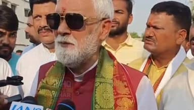 भाजपा सांसद Ashwini Kumar Choubey ने भरत तिवारी मामले पर बड़ा बयान दिया है। उन्होंने कहा कि भरत तिवारी की हत्या की गई है और वह गरीबों, वंचितों और आम लोगों की आवाज उठाने वाले एक सामाजिक कार्यकर्ता थे।
सांसद ने मामले की निष्पक्ष जांच की मांग करते हुए कहा कि घटना की सच्चाई सामने आनी चाहिए और दोषियों के खिलाफ उचित कार्रवाई होनी चाहिए। उनके इस बयान के बाद मामले को लेकर राजनीतिक और सामाजिक चर्चाएं तेज हो गई हैं।
#BharatTiwari #AshwiniKumarChoubey #Bihar #Bhojpur #JantaAlert #BreakingNews