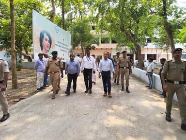 नवादा जिले में NEET (UG)-2026 परीक्षा शांतिपूर्ण एवं कदाचारमुक्त वातावरण में सम्पन्न।
राष्ट्रीय परीक्षा एजेंसी (NTA) द्वारा आयोजित National Eligibility Cum Entrance Test (NEET-UG)-2026 पुनर्परीक्षा दिनांक 21 जून 2026 को नवादा जिले के 05 परीक्षा केन्द्रों पर सफलतापूर्वक, शांतिपूर्ण एवं कदाचारमुक्त वातावरण में संपन्न हो गई।
परीक्षा के स्वच्छ, निष्पक्ष एवं पारदर्शी संचालन को सुनिश्चित करने के लिए जिला प्रशासन द्वारा व्यापक एवं सुदृढ़ व्यवस्थाएं की गई थीं। जिला पदाधिकारी एवं पुलिस अधीक्षक के निर्देशन में सभी परीक्षा केन्द्रों पर सुरक्षा, विधि-व्यवस्था, अभ्यर्थियों की जांच तथा प्रवेश प्रक्रिया को लेकर विशेष सतर्कता बरती गई। परीक्षा केन्द्रों के अंदर एवं बाहर पर्याप्त संख्या में दंडाधिकारी, पुलिस पदाधिकारी एवं पुलिस बल की प्रतिनियुक्ति की गई थी। साथ ही परीक्षा संचालन से संबंधित सभी मानकों एवं दिशा-निर्देशों का कड़ाई से अनुपालन सुनिश्चित कराया गया।
जिले के सभी 05 परीक्षा केन्द्रों पर कुल 1927 परीक्षार्थियों के लिए परीक्षा आयोजित की गई थी, जिसमें 1793 परीक्षार्थी उपस्थित हुए, जबकि 134 परीक्षार्थी अनुपस्थित रहे।
नवादा से राकेश कुमार चंदन की रिपोर्ट!