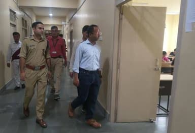 NEET (UG)-2026 परीक्षा के सफल एवं कदाचारमुक्त संचालन हेतु जिला पदाधिकारी एवं पुलिस अधीक्षक ने किया संयुक्त औचक निरीक्षण।
राष्ट्रीय परीक्षा एजेंसी (NTA) द्वारा आयोजित NEET (UG)-2026 परीक्षा के अवसर पर जिले में परीक्षा के स्वच्छ, निष्पक्ष, पारदर्शी एवं कदाचारमुक्त संचालन को सुनिश्चित करने के उद्देश्य से जिला पदाधिकारी, नवादा श्री रवि प्रकाश एवं पुलिस अधीक्षक, नवादा श्री अभिनव धीमान द्वारा विभिन्न परीक्षा केन्द्रों का संयुक्त रूप से औचक निरीक्षण किया गया।
निरीक्षण के क्रम में उन्होंने के.एल.एस. कॉलेज, नवादा, कन्हाई इंटर विद्यालय, नवादा, महिला औद्योगिक प्रशिक्षण संस्थान (आईटीआई), नवादा तथा राजकीय अभियंत्रण महाविद्यालय, नवादा का भ्रमण कर परीक्षा संचालन से संबंधित व्यवस्थाओं का गहन अवलोकन किया। इस दौरान परीक्षा केन्द्रों पर सुरक्षा व्यवस्था, प्रवेश द्वार पर अभ्यर्थियों की सघन जांच, पहचान सत्यापन प्रक्रिया, निषिद्ध सामग्रियों की रोकथाम, सीसीटीवी निगरानी, जैमर तथा अन्य आवश्यक व्यवस्थाओं का जायजा लिया गया।
जिला पदाधिकारी एवं पुलिस अधीक्षक ने केन्द्राधीक्षकों, प्रतिनियुक्त दंडाधिकारियों तथा पुलिस पदाधिकारियों को परीक्षा संचालन से संबंधित निर्धारित दिशा-निर्देशों का अक्षरशः अनुपालन सुनिश्चित करने का निर्देश दिया। उन्होंने कहा कि परीक्षा की शुचिता एवं विश्वसनीयता बनाए रखना प्रशासन की सर्वोच्च प्राथमिकता है तथा किसी भी प्रकार की अनियमितता अथवा कदाचार के प्रति शून्य सहनशीलता की नीति अपनाई जाएगी।
निरीक्षण के दौरान परीक्षा केन्द्रों के बाहर अभिभावकों एवं आमजन की गतिविधियों, यातायात व्यवस्था तथा विधि-व्यवस्था की स्थिति का भी अवलोकन किया गया। संबंधित अधिकारियों को परीक्षा अवधि के दौरान सतत निगरानी बनाए रखने तथा किसी भी आकस्मिक परिस्थिति से निपटने हेतु पूर्णतः सतर्क एवं सजग रहने का निर्देश दिया गया।
नवादा से राकेश कुमार चंदन की रिपोर्ट!