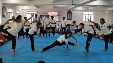 12वें अंतर्राष्ट्रीय योग दिवस पर नशामुक्त भारत सप्ताह के अंतर्गत खेल भवन, नवादा में योगाभ्यास एवं नशामुक्ति शपथ कार्यक्रम आयोजित।