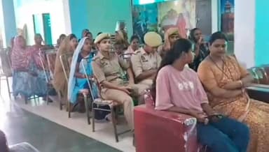 मिशन शक्ति 5.0 के तहत फतेहपुर में हुआ भव्य बहू-बेटी सम्मेलन
महिलाओं की सुरक्षा, स्वावलंबन और अधिकारों पर दिया गया विशेष जोर
पुलिस व समाजसेवियों ने बेटियों की शिक्षा और महिला सशक्तिकरण का दिया संदेश
✒️रिपोर्ट नाजिया परवीन
फतेहपुर। महिलाओं और बालिकाओं को सुरक्षित, आत्मनिर्भर और जागरूक बनाने के उद्देश्य से उत्तर प्रदेश सरकार द्वारा संचालित मिशन शक्ति 5.0 अभियान के तहत जनपद फतेहपुर में बहू-बेटी सम्मेलन का आयोजन किया गया। थाना सुल्तानपुर घोष क्षेत्र के प्रेमनगर कस्बा स्थित दीदार पैलेस तथा मंडवा ग्राम पंचायत के मिनी सचिवालय में आयोजित इस सम्मेलन में सैकड़ों महिलाओं, युवतियों और छात्राओं ने भाग लिया। कार्यक्रम में महिला सुरक्षा, शिक्षा, स्वावलंबन और कानूनी अधिकारों पर विस्तार से चर्चा की गई।
जनपद फतेहपुर में महिलाओं को उनके अधिकारों के प्रति जागरूक करने और उन्हें आत्मनिर्भर बनाने के उद्देश्य से मिशन शक्ति 5.0 के अंतर्गत बहू-बेटी सम्मेलन का सफल आयोजन किया गया। उत्तर प्रदेश शासन की मंशा के अनुरूप आयोजित यह कार्यक्रम पुलिस अधीक्षक फतेहपुर के निर्देशन, क्षेत्राधिकारी खागा के निकट पर्यवेक्षण तथा थाना प्रभारी सुल्तानपुर घोष के नेतृत्व में संपन्न हुआ।
सम्मेलन में क्षेत्र के विभिन्न गांवों और कस्बों से आई महिलाओं, छात्राओं एवं युवतियों ने उत्साहपूर्वक भाग लिया। कार्यक्रम के दौरान महिला सुरक्षा, सम्मान, शिक्षा, स्वास्थ्य, आत्मनिर्भरता और कानूनी अधिकारों से जुड़े महत्वपूर्ण विषयों पर विस्तार से जानकारी दी गई।
मिशन शक्ति टीम और महिला पुलिस कर्मियों ने उपस्थित महिलाओं को महिला सुरक्षा कानूनों, सरकारी योजनाओं तथा विभिन्न हेल्पलाइन सेवाओं की जानकारी देते हुए बताया कि किसी भी प्रकार की घरेलू हिंसा, छेड़छाड़, साइबर अपराध, दहेज उत्पीड़न अथवा अन्य अपराध की स्थिति में तत्काल पुलिस और संबंधित विभागों से सहायता प्राप्त की जा सकती है।
कार्यक्रम में वक्ताओं ने कहा कि महिलाओं को केवल सुरक्षा प्रदान करना ही पर्याप्त नहीं है, बल्कि उन्हें आत्मविश्वास और अवसर उपलब्ध कराना भी आवश्यक है। महिलाओं की शिक्षा और आर्थिक आत्मनिर्भरता समाज को नई दिशा देने में महत्वपूर्ण भूमिका निभाती है।
सम्मेलन के दौरान महिलाओं को साइबर अपराधों से बचाव, महिला हेल्पलाइन सेवाओं, कानूनी अधिकारों तथा शासन द्वारा संचालित जनकल्याणकारी योजनाओं के बारे में विस्तार से जानकारी दी गई। उपस्थित महिलाओं ने भी अपने अनुभव साझा करते हुए ऐसे कार्यक्रमों को अत्यंत उपयोगी बताया।
कार्यक्रम के समापन पर महिलाओं से बेटियों की शिक्षा को प्राथमिकता देने, महिला सम्मान के प्रति समाज को जागरूक करने तथा शासन की योजनाओं का अधिकतम लाभ उठाने का आह्वान किया गया।
इस अवसर पर मिशन शक्ति प्रभारी आनंद वर्मा, उप निरीक्षक रविंद्र कुमार, महिला कांस्टेबल अंजू सिंह, डाली सिंह, पूनम वर्मा, सिमरन रकोठिया, स्वाति साहू, विशाल इंटर कॉलेज की प्रधानाचार्य ममता मौर्य, समाजसेवी किरण अग्निहोत्री, खुशनुमा बानो, श्रीदेवी, गंगा देवी, शशि राजपूत सहित क्षेत्र की सैकड़ों महिलाएं एवं छात्राएं उपस्थित रहीं।
फतेहपुर में आयोजित बहू-बेटी सम्मेलन ने यह संदेश दिया कि महिलाओं की सुरक्षा और सशक्तिकरण केवल प्रशासनिक जिम्मेदारी नहीं बल्कि पूरे समाज का दायित्व है। जागरूक और आत्मनिर्भर महिलाएं ही समाज और राष्ट्र के विकास की मजबूत आधारशिला बन सकती हैं। मिशन शक्ति अभियान इसी दिशा में एक महत्वपूर्ण पहल के रूप में देखा जा रहा है।
🟥 ND NEWS की विशेष अपील
ND NEWS | दैनिक निष्पक्ष धारा सभी महिलाओं, अभिभावकों, सामाजिक संगठनों और प्रशासनिक अधिकारियों से अपील करता है कि महिलाओं और बेटियों की सुरक्षा, शिक्षा और सम्मान को सर्वोच्च प्राथमिकता दें।
एक शिक्षित और आत्मनिर्भर बेटी न केवल अपने परिवार बल्कि पूरे समाज को नई दिशा देती है। आइए हम सभी मिलकर ऐसा वातावरण तैयार करें जहां हर महिला स्वयं को सुरक्षित, सम्मानित और सशक्त महसूस करे।
जनहित में सुझाव
✅ बेटियों की शिक्षा को प्राथमिकता दें।
✅ महिलाओं को आत्मनिर्भर बनने के लिए प्रेरित करें।
✅ साइबर अपराधों से बचाव के प्रति जागरूक रहें।
✅ किसी भी उत्पीड़न की स्थिति में तत्काल हेल्पलाइन सेवाओं का उपयोग करें।
✅ दहेज, घरेलू हिंसा और लैंगिक भेदभाव जैसी कुरीतियों का विरोध करें।
✅ समाज में महिला सम्मान और सुरक्षा के प्रति सकारात्मक वातावरण बनाएं।
"सशक्त बेटी, सुरक्षित समाज और विकसित राष्ट्र की पहचान है।"
👇👇
@dgpup
@RSSorg
@UPGovt
@wpl1090
@RSSgeet
@Uppolice
@MIB_India
@PMOIndia
@HMOIndia
@abmanglik
@VHPDigital
@igrangealld
@myogioffice
@InfoDeptUP
@dmfatehpur
@sdmsadarftp
@CMOfficeUP
@CMOUP_RC
@UPPRD1948
@ChiefSecyUP
@ChiefSecyUP
@MahantYogiG
@FatehpurSdm
@fatehpurpolice
@BajrangDalOrg
@112UttarPradesh
@myogiadityanath
@CommissionerPrg
@ADGZonPrayagraj
👇👇
#NDNews #दैनिकनिष्पक्षधारा #MissionShakti #MissionShakti50 #BahuBetiAbhiyan #WomenEmpowerment #WomenSafety #FatehpurPolice #SultanpurGhosh #Khaga #AbhimanyuMangalik #AnandVerma #UPPolice #NariShakti #BetiBachaoBetiPadhao #NDNewsChannel
👇👇
🟥 ND NEWS | दैनिक निष्पक्ष धारा
मुख्य संपादक / संस्थापक: राजन सिंह हाड़ा
सह-संपादक: शालिनी सिंह भदौरिया
✒️ रिपोर्ट : नाजिया परवीन
📍 कार्यालय-3: U158, हीरा स्वीट्स के पास, विकास मार्ग, लक्ष्मी नगर, पूर्वी दिल्ली, पिन कोड – (110092) (NCR)
📍 कार्यालय-2: विधानसभा रोड, बर्लिंगटन चौराहा, लखनऊ (226001) (UP)
📍 कार्यालय-1: 1/1 अटल बिहारी चौराहा, नियर बर्मा चौराहा, फतेहपुर (212601) (UP)
📅 दिनांक: 21 जून 2026
📆 दिन: रविवार
📧 Email: ndnewschannel@gmail.com
📞 मोबाइल: 9696119696