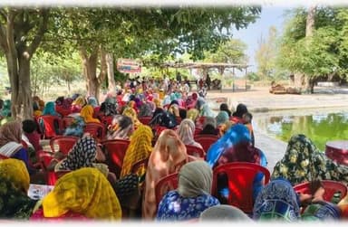 मिशन शक्ति के तहत फतेहपुर में चला “बहू-बेटी अभियान”
महिलाओं के सशक्तिकरण और सुरक्षा को लेकर गांव-गांव पहुंची पुलिस
नए आपराधिक कानूनों और सरकारी योजनाओं की दी गई जानकारी
✒️रिपोर्ट अजय श्रीवास्तव
फतेहपुर। महिलाओं और बालिकाओं की सुरक्षा, सम्मान तथा स्वावलंबन को बढ़ावा देने के उद्देश्य से उत्तर प्रदेश शासन द्वारा संचालित मिशन शक्ति फेज-5.0 के अंतर्गत जनपद फतेहपुर में व्यापक स्तर पर “बहू-बेटी अभियान” चलाया गया। अभियान के तहत महिला पुलिसकर्मियों ने गांवों और कस्बों में चौपाल लगाकर महिलाओं को उनके अधिकारों, सरकारी योजनाओं और नए आपराधिक कानूनों की जानकारी दी। पुलिस अधिकारियों का कहना है कि अभियान का उद्देश्य महिलाओं को आत्मनिर्भर बनाना और उन्हें कानूनी रूप से जागरूक करना है।
जनपद फतेहपुर में महिलाओं और बालिकाओं के सशक्तिकरण की दिशा में एक महत्वपूर्ण पहल करते हुए मिशन शक्ति फेज-5.0 के द्वितीय चरण के अंतर्गत “बहू-बेटी अभियान” का आयोजन किया गया। पुलिस अधीक्षक अभिमन्यु मांगलिक के निर्देशन में चलाए गए इस अभियान के तहत जिले के सभी थाना क्षेत्रों में विशेष जागरूकता कार्यक्रम आयोजित किए गए।
अभियान के दौरान मिशन शक्ति टीमों और एंटी रोमियो स्क्वॉड की महिला पुलिसकर्मियों ने गांवों, कस्बों और सार्वजनिक स्थलों पर चौपाल एवं जनसंवाद कार्यक्रम आयोजित कर महिलाओं और बालिकाओं को सुरक्षा, सम्मान और स्वावलंबन से जुड़ी महत्वपूर्ण जानकारियां प्रदान कीं।
कार्यक्रम में विशेष रूप से परित्यक्ता, तलाकशुदा, निराश्रित, विधवा तथा दहेज उत्पीड़न से प्रभावित महिलाओं को सरकारी योजनाओं एवं कानूनी अधिकारों के बारे में विस्तार से जानकारी दी गई। महिला पुलिसकर्मियों ने महिलाओं को घरेलू हिंसा, साइबर अपराध, दहेज उत्पीड़न, बाल विवाह तथा अन्य सामाजिक कुरीतियों के प्रति जागरूक किया।
अभियान के दौरान महिलाओं को हेल्पलाइन नंबरों जैसे 112, 181, 1090, 1098, 1930, 102 और 108 की जानकारी भी दी गई, ताकि आवश्यकता पड़ने पर वे तत्काल सहायता प्राप्त कर सकें।
पुलिस अधिकारियों ने महिलाओं को नए आपराधिक कानूनों—भारतीय न्याय संहिता (BNS), भारतीय नागरिक सुरक्षा संहिता (BNSS) और भारतीय साक्ष्य अधिनियम (BSA)-2023—के महत्वपूर्ण प्रावधानों की जानकारी देते हुए बताया कि नई न्याय व्यवस्था पीड़ित-केंद्रित है और महिलाओं को त्वरित न्याय दिलाने के लिए कई विशेष प्रावधान किए गए हैं।
इस अवसर पर प्रधानमंत्री उज्ज्वला योजना, निराश्रित महिला पेंशन योजना, मुख्यमंत्री सामूहिक विवाह योजना, कन्या सुमंगला योजना तथा अन्य महिला कल्याणकारी योजनाओं के संबंध में भी जानकारी साझा की गई। जागरूकता बढ़ाने के लिए पंपलेट वितरित किए गए और महिलाओं को अपने अधिकारों के प्रति सजग रहने की अपील की गई।
जिले के विभिन्न क्षेत्रों में आयोजित इन कार्यक्रमों में महिलाओं और बालिकाओं ने बढ़-चढ़कर भाग लिया और पुलिस की इस पहल की सराहना की।
फतेहपुर में चलाया गया “बहू-बेटी अभियान” केवल एक जागरूकता कार्यक्रम नहीं बल्कि महिलाओं को आत्मविश्वास, अधिकारों की जानकारी और कानूनी संरक्षण से जोड़ने की एक महत्वपूर्ण पहल है। प्रशासन का मानना है कि जब महिलाएं अपने अधिकारों और उपलब्ध संसाधनों के प्रति जागरूक होंगी, तभी समाज में वास्तविक सशक्तिकरण का मार्ग प्रशस्त होगा।
🟥 ND NEWS की विशेष अपील
ND NEWS | दैनिक निष्पक्ष धारा सभी महिलाओं, बालिकाओं और नागरिकों से अपील करता है कि वे अपने अधिकारों के प्रति जागरूक रहें तथा किसी भी प्रकार के उत्पीड़न, हिंसा या भेदभाव की स्थिति में चुप न रहें।
महिला सशक्तिकरण केवल सरकारी योजनाओं से नहीं बल्कि समाज की सकारात्मक सोच और सामूहिक सहयोग से संभव है।परिवार,समाज और प्रशासन मिलकर ही सुरक्षित एवं सम्मानजनक वातावरण का निर्माण कर सकते हैं।
"सशक्त महिला, सुरक्षित समाज और समृद्ध राष्ट्र की आधारशिला है।"
👇👇
@dgpup
@RSSorg
@UPGovt
@wpl1090
@RSSgeet
@Uppolice
@MIB_India
@PMOIndia
@HMOIndia
@abmanglik
@VHPDigital
@igrangealld
@myogioffice
@InfoDeptUP
@dmfatehpur
@sdmsadarftp
@CMOfficeUP
@CMOUP_RC
@ChiefSecyUP
@ChiefSecyUP
@MahantYogiG
@FatehpurSdm
@fatehpurpolice
@BajrangDalOrg
@112UttarPradesh
@myogiadityanath
@CommissionerPrg
@ADGZonPrayagraj
👇👇
#NDNews #दैनिकनिष्पक्षधारा #MissionShakti #BahuBetiAbhiyan #WomenEmpowerment #FatehpurPolice #AbhimanyuMangalik #WomenSafety #MissionShakti50 #UPPolice #NariShakti #BNS2023 #BNSS2023 #BSA2023 #NDNewsChannel
👇👇
🟥 ND NEWS | दैनिक निष्पक्ष धारा
मुख्य संपादक / संस्थापक: राजन सिंह हाड़ा
📍कार्यालय-1: 1/1 अटल बिहारी चौराहा, नियर बर्मा चौराहा,फतेहपुर (212601)
📞 मोबाइल: 9696119696