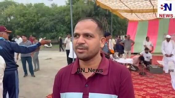 #BREAKING_NEWS: बहरोड़ में अंतरराष्ट्रीय योग दिवस का 'योगासन' फेल! 🧘♂️❌
बहरोड़।
अंतरराष्ट्रीय योग दिवस पर आज बहरोड़ में सरकारी दावों और तैयारियों का 'शीर्षासन' हो गया! जहाँ पूरे देश में सुबह-सुबह योग की धूम रही, वहीं बहरोड़ में आयुर्वेद विभाग की घोर लापरवाही और अनदेखी के चलते योग दिवस कार्यक्रम की सरेआम धज्जियां उड़ गईं।
⏱️ 'लेट-लतीफी' का आसन: जब धूप चढ़ी, तब याद आया योग!
नियम और प्रोटोकॉल के मुताबिक योग कार्यक्रम सुबह जल्दी शुरू होना चाहिए था, लेकिन बहरोड़ में हुक्मरानों की नींद देर से खुली। रविवार सुबह 7 बजे के बाद कार्यक्रम शुरू हुआ। नतीजा? तेज धूप और गर्मी के कारण आम जनता ने कार्यक्रम से पूरी तरह दूरी बना ली। कुर्सियां और मैट खाली पड़े आंसू बहाते रहे!
🙈 साहब और नेताजी दोनों नदारद!
योग से निरोग होने का ज्ञान देने वाले शहर के अधिकतर विभागों के जिम्मेदार अधिकारी और जनप्रतिनिधि खुद इस वीआईपी कार्यक्रम से गायब दिखे। जनता पूछ रही है— जब सरकारी नुमाइंदों को ही योग से परहेज है, तो आम जनता को जागरूक करने का ढोंग क्यों?
🤔 बर्निंग सवाल: क्या बहरोड़ में योग दिवस सिर्फ कागजी खानापूर्ति और तस्वीरें खिंचवाने तक सीमित रह गया है? जिम्मेदार अधिकारियों पर कब होगी कार्रवाई?
#BehrorNews #YogaDayFlop #RajasthanAdministration #AyurvedaDepartment #SocialMediaViral #BehrorBreaking