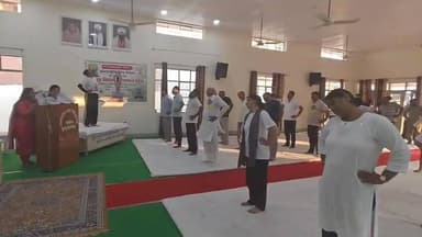 स्वास्थ्य, अनुशासन और सकारात्मक जीवनशैली को समर्पित*
*निरंकारी मिशन का योग दिवस*
न्यूज देशआदेश
सतगुरु माता सुदीक्षा जी महाराज एवं निरंकारी राजपिता रमित जी के पावन आशीर्वाद से अंर्तराष्ट्रीय योग दिवस के अवसर पर संत निरंकारी मिशन की विभिन्न शाखाओं में योग एवं आध्यात्मिक जागरूकता पर केंद्रित कार्यक्रमों का सफल आयोजन किया गया।
इसी क्रम में स्थानीय मुखी सियाराम ने जानकारी सांझा करते हुए बताया कि संत निरंकारी मिशन की शाखा पांवटा साहिब में भी आज संत निरंकारी सत्संग भवन पर आयुष विभाग के डॉ कुलदीप शर्मा SDAMO सूरजपुर उप तहसील पांवटा साहिब हिमाचल प्रदेश एवम उनकी टीम द्वारा स्वस्थ आयु के लिए सभी जानकारी से अवगत कराया और योग भी करवाया गया इस स्थान पर मिशन के स्वयं सेवी और समाज सेवी लगभग 60 से 70 लोगों ने भाग लिया इस स्थान में भी योग दिवस उत्साहपूर्वक हुआ। कार्यक्रम में श्रद्धालु भक्तों, सेवादल स्वयंसेवकों
एवं स्थानीय नागरिकों ने सक्रिय सहभागिता की। अनुभवी योग प्रशिक्षकों के मार्गदर्शन में आयोजित योग सत्र में प्रतिभागियों ने योगाभ्यास कर स्वस्थ एवं संतुलित जीवनशैली अपनाने का संकल्प लिया।
सतगुरु माता जी अक्सर अपने विचारों में ‘स्वस्थ मन सहज जीवन' का उल्लेख करते हुए बताते है कि हमारा शरीर निरंकार प्रभु की देन है जिसे स्वस्थ रखना हमारा मूल कत्र्तव्य है इसलिए दीर्घआयु और सक्रिय सफल जीवन के लिए योग नितांत आवश्यक है।
इस वर्ष अंतर्राष्ट्रीय योग दिवस की थीम ‘स्वस्थ आयु के लिए योग’ थी, जिसने यह संदेश दिया कि वास्तविक स्वास्थ्य शारीरिक, मानसिक और आत्मिक संतुलन का समन्वित स्वरूप है। इसी भावना के अनुरूप संत निरंकारी मिशन ने योग को आत्मजागृति, अनुशासन और सकारात्मक जीवन दृष्टि का सशक्त माध्यम बताते हुए जन-जागरूकता को प्रोत्साहित किया।
संत निरंकारी चैरिटेबल फाउंडेशन के सचिव आदरणीय श्री जोगिन्दर सुखीजा जी के अनुसार, मिशन द्वारा देशभर के 1500 से अधिक केंद्रों पर सामूहिक योग कार्यक्रम आयोजित किए गए, जिनका उद्देश्य स्वास्थ्य, मानसिक संतुलन और आध्यात्मिक चेतना को बढ़ावा देना था।
निसंदेह निरंकारी मिशन द्वारा आयोजित यह जनकल्याणकारी अभियान समाज को स्वास्थ्य, जागरूकता और सकारात्मक जीवन मूल्यों के प्रति प्रेरित करते हुए समग्र कल्याण का संदेश प्रदान करता है।