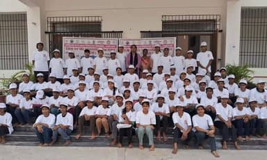 *महिला एवं बाल विकास निगम के द्वारा सशक्त हुईं बेटियां: सहरसा में अंतरराष्ट्रीय योग दिवस पर सैकड़ों छात्राओं ने लिया स्वस्थ एवं आत्मनिर्भर भारत का संकल्प*
*सहरसा, 21.06.2026. रविवार.*
*महिला एवं बाल विकास निगम, बिहार के निर्देशानुसार जिला हब फॉर एम्पॉवरमेंट ऑफ वीमेन (DHEW), सहरसा द्वारा आज +2 कन्या उच्च आवासीय विद्यालय, सत्तरकटैया, सहरसा में उत्साह, ऊर्जा एवं अनुशासन के साथ अंतरराष्ट्रीय योग दिवस का भव्य आयोजन किया गया* । कार्यक्रम में बड़ी संख्या में छात्राओं ने भाग लेकर योगाभ्यास किया तथा स्वस्थ एवं सशक्त जीवन के प्रति अपनी प्रतिबद्धता व्यक्त की।
कार्यक्रम का शुभारंभ सामूहिक योगाभ्यास के साथ हुआ, जहां प्रशिक्षित योग शिक्षक द्वारा छात्राओं को विभिन्न योगासनों, प्राणायाम एवं ध्यान की विधियों का अभ्यास कराया गया। साथ ही योग के शारीरिक, मानसिक एवं भावनात्मक लाभों के संबंध में विस्तारपूर्वक जानकारी दी गई। छात्राओं को बताया गया कि नियमित योग न केवल शरीर को स्वस्थ रखता है, बल्कि आत्मविश्वास, एकाग्रता और सकारात्मक सोच का भी विकास करता है।
इस अवसर पर *"बेटी बचाओ, बेटी पढ़ाओ"* अभियान के प्रति जागरूकता बढ़ाने हेतु सभी उपस्थित छात्राओं के बीच अभियान के लोगोयुक्त टी-शर्ट एवं टोपी का वितरण किया गया। इससे छात्राओं में विशेष उत्साह देखा गया तथा उन्होंने महिला सशक्तिकरण एवं शिक्षा के महत्व को आगे बढ़ाने का संकल्प लिया। कार्यक्रम का सफल पर्यवेक्षण सुश्री काजल चौरसिया, जिला परियोजना प्रबंधक, महिला एवं बाल विकास निगम, सहरसा द्वारा किया गया। वहीं कार्यक्रम के संपूर्ण संचालन, समन्वय एवं व्यवस्थापन की जिम्मेदारी श्री राजा बाबू, जिला मिशन समन्वयक, जिला हब फॉर एम्पॉवरमेंट ऑफ वीमेन, सहरसा द्वारा कुशलतापूर्वक निभाई गई।
अपने संबोधन में अधिकारियों ने कहा कि योग भारत की अमूल्य सांस्कृतिक धरोहर है, जिसने आज पूरी दुनिया को स्वस्थ जीवन का मार्ग दिखाया है। योग केवल एक व्यायाम नहीं, बल्कि शरीर, मन और आत्मा के संतुलन का विज्ञान है। छात्राओं को नियमित रूप से योग अपनाने तथा अपने परिवार एवं समाज में इसके प्रति जागरूकता फैलाने के लिए प्रेरित किया गया। कार्यक्रम में विद्यालय के प्राचार्य, खेल शिक्षक एवं अन्य शिक्षकों की सक्रिय सहभागिता रही। सभी ने छात्राओं को योग को अपनी दैनिक दिनचर्या का हिस्सा बनाने का संदेश दिया। यह आयोजन स्वास्थ्य संवर्धन, महिला सशक्तिकरण एवं बालिका शिक्षा के प्रति जागरूकता का एक सशक्त उदाहरण बनकर उभरा। छात्राओं के उत्साहपूर्ण सहभागिता ने यह संदेश दिया कि स्वस्थ, शिक्षित एवं आत्मनिर्भर बेटियां ही विकसित बिहार और विकसित भारत की मजबूत आधारशिला हैं।