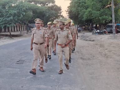 #SSP_BDN के निर्देशन में शान्ति व्यवस्था के दृष्टिगत जनपद में शान्ति/सुरक्षा एवं कानून व्यवस्था को सुदृढ़ बनाये रखने हेतु #थाना_मूसाझाग पुलिस द्वारा थाना क्षेत्र के मुख्य मार्गो व भीड़भाड़ वाले स्थानो पर #footpatrolling एवं संदिग्ध वाहन/व्यक्तियों की चेकिंग की गई। https://t.co/fb2JWi6x48
