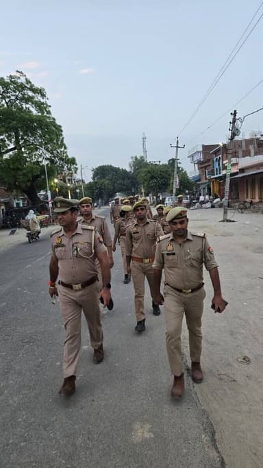 #SSP_BDN के निर्देशन में शान्ति व्यवस्था के दृष्टिगत जनपद में शान्ति/सुरक्षा एवं कानून व्यवस्था को सुदृढ़ बनाये रखने हेतु #थाना_कुंवरगांव पुलिस द्वारा थाना क्षेत्र के मुख्य मार्गो व भीड़भाड़ वाले स्थानो पर #footpatrolling एवं संदिग्ध वाहन/व्यक्तियों की चेकिंग की गई। https://t.co/hKI5tJvcsr