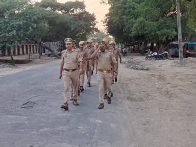 #SSP_BDN के निर्देशन में शान्ति व्यवस्था के दृष्टिगत जनपद में शान्ति/सुरक्षा एवं कानून व्यवस्था को सुदृढ़ बनाये रखने हेतु #थाना_मूसाझाग पुलिस द्वारा थाना क्षेत्र के मुख्य मार्गो व भीड़भाड़ वाले स्थानो पर #footpatrolling एवं संदिग्ध वाहन/व्यक्तियों की चेकिंग की गई। https://t.co/WGzMqtpaeG