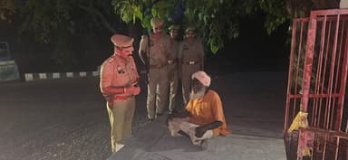 मैनपुरी पुलिस का मानवीय चेहरा--
आज दिनांक 21.06.2026 को थाना कुरावली क्षेत्रांतर्गत स्थित एक कुटिया में निवासरत पूज्य पुजारी जी से थाना प्रभारी द्वारा मिशन शक्ति टीम के साथ भेंट कर उनका कुशलक्षेम जाना गया। इस दौरान उनकी समस्याओं एवं आवश्यकताओं के संबंध में जानकारी प्राप्त की गई तथा हर संभव सहायता का आश्वासन दिया गया।