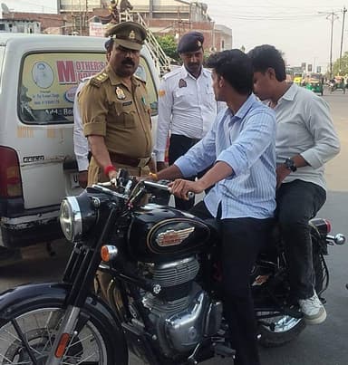 पुलिस अधीक्षक मैनपुरी के निर्देशन में आज दिनांक 21.06.2026 को यातायात पुलिस द्वारा दुर्घटनाओं की रोकथाम हेतु काली फिल्म, मोडिफाइड साइलेंसर व अन्य नियम उल्लंघन पर कुल 198 चालान व 5,50,000 ₹ जुर्माना वसूला गया। https://t.co/snn5P3BfXl