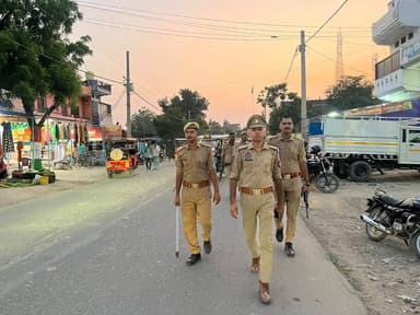 #SPBallia श्री ओमवीर सिंह के निर्देशन में जनपद में शांति व्यवस्था एवं कानून व्यवस्था बनाए रखने तथा आमजन में सुरक्षा का भाव जागृत करने के उद्देश्य से #PS_गड़वार पुलिस द्वारा मुख्य मार्गाें वअन्य भीड़ वाले स्थानों पर पैदल गस्त की गई।
#Ballia #बलिया
@Uppolice
@dgpup
@digazamgarh https://t.co/R42iSS6hyt
