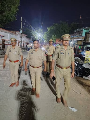 #SPBallia श्री ओमवीर सिंह के निर्देशन में जनपद में शांति व्यवस्था एवं कानून व्यवस्था बनाए रखने तथा आमजन में सुरक्षा का भाव जागृत करने के उद्देश्य से #PS_मनियर पुलिस द्वारा मुख्य मार्गाें वअन्य भीड़ वाले स्थानों पर पैदल गस्त की गई।
#Ballia #बलिया
@Uppolice
@dgpup
@digazamgarh https://t.co/g2JOOli1go