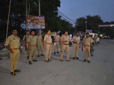 #SPBallia श्री ओमवीर सिंह के निर्देशन में जनपद में शांति व्यवस्था एवं कानून व्यवस्था बनाए रखने तथा आमजन में सुरक्षा का भाव जागृत करने के उद्देश्य से #PS_रसड़ा पुलिस द्वारा मुख्य मार्गाें वअन्य भीड़ वाले स्थानों पर पैदल गस्त की गई।
#Ballia #बलिया
@Uppolice
@dgpup
@digazamgarh https://t.co/XxFjNCaMya