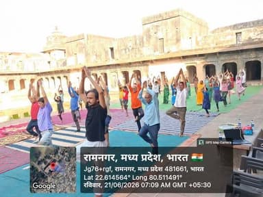 ऐतिहासिक मोतीमहल रामनगर में विश्व योग दिवस पर हुआ योगाभ्यास
कलेक्टर श्री राहुल नामदेव धोटे के निर्देशन एवं जिला आयुष अधिकारी मंडला के मार्गदर्शन में आयुष विभाग मंडला द्वारा ऐतिहासिक मोतीमहल रामनगर में 21 जून को विश्व योग दिवस के अवसर पर निर्धारित योग प्रोटोकॉल के अनुसार सामूहिक योगाभ्यास कार्यक्रम का आयोजन किया गया।
कार्यक्रम में पतंजलि योग समिति के सदस्य, नायब तहसीलदार अंजनिया, अन्य प्रशासनिक अधिकारी, रामनगर शासकीय विद्यालय के प्राचार्य एवं समस्त स्टाफ, रामनगर के सरपंच, विद्यालय के विद्यार्थी तथा बड़ी संख्या में ग्रामीणजन शामिल हुए। आयुष विभाग की ओर से डॉ. सीमा भवेदी (आयुर्वेद चिकित्सा अधिकारी), डॉ. मुकेश कुमार महाजन (होम्योपैथिक चिकित्सा अधिकारी) एवं योग प्रशिक्षक राजेश श्रीवास उपस्थित रहे।
योग प्रशिक्षकों के मार्गदर्शन में प्रतिभागियों ने विभिन्न योगासन एवं प्राणायाम का अभ्यास किया। कार्यक्रम में आमजन ने उत्साहपूर्वक भाग लेते हुए योग को स्वस्थ जीवन का आधार बनाने का संकल्प लिया।
आयुष विभाग द्वारा बताया गया कि इस आयोजन का मुख्य उद्देश्य लोगों को योग के प्रति जागरूक करना तथा योग को दैनिक जीवनशैली का हिस्सा बनाने के लिए प्रेरित करना है, ताकि स्वस्थ एवं निरोगी समाज का निर्माण किया जा सके।
Jansampark Madhya Pradesh
CM Madhya Pradesh
#mandla
Department of Ayush, Madhya Pradesh