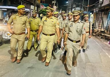 .#SP_अम्बेडकरनगर @prachiIPS के निर्देशानुसार जनपद में शान्ति/सुरक्षा एवं कानून व्यवस्था को सुदृढ़ बनाये रखने तथा मोहर्रम पर्व के दृष्टिगत थाना टाण्डा पुलिस द्वारा क्षेत्रअंतर्गत पैदल गस्त किया गया व आमजन से संवाद कर सुरक्षा के प्रति आश्वस्त किया गया।
#Footpatrolling
#UPPolice https://t.co/WQutz9iUkD