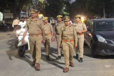 .#SP_अम्बेडकरनगर @prachiIPS के निर्देशानुसार जनपद में शान्ति/सुरक्षा एवं कानून व्यवस्था को सुदृढ़ बनाये रखने तथा मोहर्रम पर्व के दृष्टिगत महिला थाना पुलिस द्वारा क्षेत्रअंतर्गत पैदल गस्त किया गया व आमजन से संवाद कर सुरक्षा के प्रति आश्वस्त किया गया।
#Footpatrolling
#UPPolice https://t.co/QOWLEYlL5J