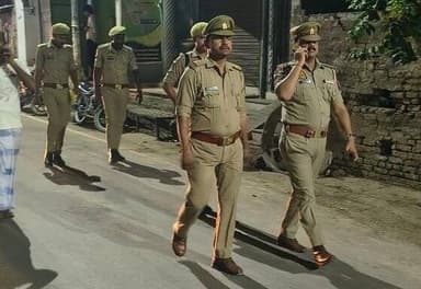 .#SP_अम्बेडकरनगर @prachiIPS के निर्देशानुसार जनपद में शान्ति/सुरक्षा एवं कानून व्यवस्था को सुदृढ़ बनाये रखने तथा मोहर्रम पर्व के दृष्टिगत थाना अलीगंज पुलिस द्वारा क्षेत्रअंतर्गत पैदल गस्त किया गया व आमजन से संवाद कर सुरक्षा के प्रति आश्वस्त किया गया।
#Footpatrolling
#UPPolice https://t.co/1aYvO1j5HD