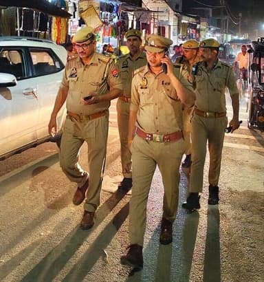 .#SP_अम्बेडकरनगर @prachiIPS के निर्देशानुसार जनपद में शान्ति/सुरक्षा एवं कानून व्यवस्था को सुदृढ़ बनाये रखने तथा मोहर्रम पर्व के दृष्टिगत थाना हंसवर पुलिस द्वारा क्षेत्रअंतर्गत पैदल गस्त किया गया व आमजन से संवाद कर सुरक्षा के प्रति आश्वस्त किया गया।
#Footpatrolling
#UPPolice https://t.co/aYxYyCfV5C