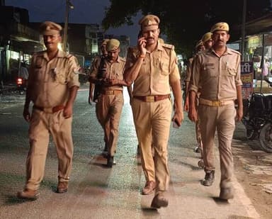 .#SP_अम्बेडकरनगर @prachiIPS के निर्देशानुसार जनपद में शान्ति/सुरक्षा एवं कानून व्यवस्था को सुदृढ़ बनाये रखने तथा मोहर्रम पर्व के दृष्टिगत थाना राजेसुल्तानपुर पुलिस द्वारा क्षेत्रअंतर्गत पैदल गस्त किया गया व आमजन से संवाद कर सुरक्षा के प्रति आश्वस्त किया गया।
#Footpatrolling https://t.co/b9KtBa2eSM