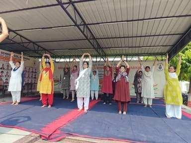 #बोकारो : #डीएवी #कथारा में #अंतर्राष्ट्रीय #योग #दिवस पर #योग #उत्सव का #आयोजन
बेरमो : अंतर्राष्ट्रीय योग दिवस के अवसर पर डीएवी पब्लिक स्कूल, सीसीएल कथारा के प्रांगण में भव्य योग कार्यक्रम का आयोजन किया गया। इसमें प्राथमिक से लेकर उच्च माध्यमिक स्तर तक के विद्यार्थियों, शिक्षकों और शिक्षकेतर कर्मचारियों ने उत्साहपूर्वक भाग लिया।
विद्यालय के प्राचार्य सह झारखंड जोन-आई के सहायक क्षेत्रीय पदाधिकारी डॉ. जी.एन. खान ने कहा कि योग भारतीय इतिहास और सनातन ऋषि-परंपरा की उत्कृष्ट धरोहर है। उन्होंने कहा कि योग आधुनिक जीवन की भागदौड़, तनाव और असंतुलित जीवनशैली के बीच शारीरिक, मानसिक और आध्यात्मिक स्वास्थ्य का प्रभावी माध्यम है। विद्यार्थियों को योग को दैनिक जीवन का हिस्सा बनाने की प्रेरणा दी।
योग प्रशिक्षकों के निर्देशन में छात्र-छात्राओं ने ताड़ासन, वृक्षासन, भुजंगासन, वज्रासन सहित विभिन्न योग आसनों के साथ अनुलोम-विलोम, कपालभाति और ध्यान का अभ्यास किया। ओम उच्चारण और शांति पाठ के साथ कार्यक्रम का समापन हुआ।
कार्यक्रम को सफल बनाने में विद्यालय के शिक्षक-शिक्षिकाओं, सीसीए विभाग और शारीरिक शिक्षा विभाग का महत्वपूर्ण योगदान रहा।