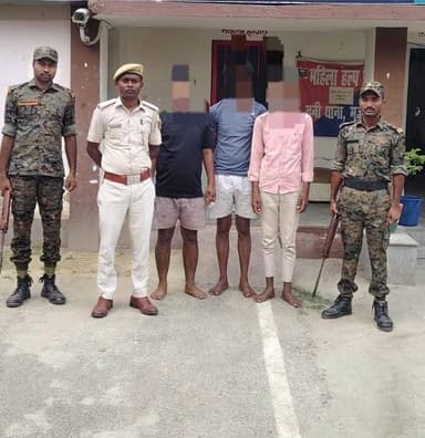 2 घंटे में टाटा 407 चोरी कांड का खुलासा, 3 आरोपी गिरफ्तार
मुजफ्फरपुर में पुलिस ने त्वरित कार्रवाई करते हुए महज 2 घंटे के भीतर टाटा 407 चोरी कांड का सफल उद्भेदन कर लिया है। इस मामले में तीन आरोपियों को गिरफ्तार किया गया है।
21 जून 2026 को कच्ची-पक्की ओपी क्षेत्र के विशार चौक के पास से एक टाटा 407 ट्रक चोरी होने की सूचना मिली थी। इस संबंध में वादी राहुल आनंद के आवेदन पर सदर थाना में कांड संख्या 609/26 दर्ज किया गया।
घटना की गंभीरता को देखते हुए वरीय पुलिस अधीक्षक के निर्देश पर एक विशेष टीम का गठन किया गया। टीम ने त्वरित कार्रवाई करते हुए छापेमारी शुरू की और इनपुट के आधार पर 2 घंटे के भीतर तीनों आरोपियों को चोरी की गई गाड़ी के साथ गिरफ्तार कर लिया।
गिरफ्तार आरोपी
1. छोटन कुमार (थाना- कुढ़नी)
2. आदित्य कुमार (थाना- मोतीपुर)
3. राजा कुमार (थाना- कटहरा ओपी, जिला वैशाली)
बरामदगी
चोरी की गई टाटा 407 – 1
मोटरसाइकिल – 1
मोबाइल – 3
पुलिस के अनुसार गिरफ्तार आरोपियों का पहले से आपराधिक इतिहास रहा है। छोटन कुमार पर पूर्व में उत्पाद अधिनियम, आर्म्स एक्ट और वाहन चोरी के मामले दर्ज हैं। अन्य आरोपियों के आपराधिक इतिहास की भी जांच की जा रही है।