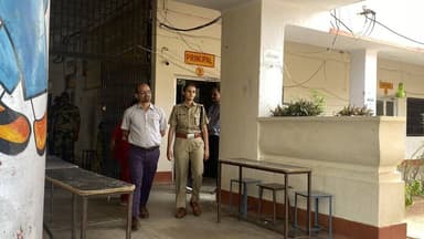 जिला कलेक्टर एवं पुलिस अधीक्षक द्वारा नीट परीक्षा केन्द्रों का निरीक्षण।
परीक्षा केन्द्रों पर तैनात अधिकारियों एवं पुलिस कर्मियों को संवेदनशीलता एवं सतर्कता के साथ अपने दायित्वों का निर्वहन करने के दिए आवश्यक दिशा-निर्देश ।
@dmsawaimadhopur @PoliceRajasthan @IgpBharatpur https://t.co/dsZ1Y5t2BF
