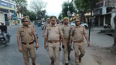 #Etawahpolice
#Footpatrolling
⏭️SSP इटावा @BrijeshS_211 के निर्देशन में थाना फ्रेण्डस कालोनी पुलिस द्वारा थाना क्षेत्रान्तर्गत शांति व्यवस्था के दृष्टिगत सुरक्षा, शांति, सौहार्द व कानून-व्यवस्था बनाए रखने हेतु प्रमुख बाजारों व मुख्य मार्गो पर पैदल गश्त की गई। https://t.co/79O2JWfxwS