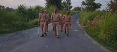 #Etawahpolice
#Footpatrolling
⏭️SSP इटावा @BrijeshS_211 के निर्देशन में थाना चौबिया पुलिस द्वारा थाना क्षेत्रान्तर्गत शांति व्यवस्था के दृष्टिगत सुरक्षा, शांति, सौहार्द व कानून-व्यवस्था बनाए रखने हेतु प्रमुख बाजारों व मुख्य मार्गो पर पैदल गश्त की गई। https://t.co/L935BMsN4R