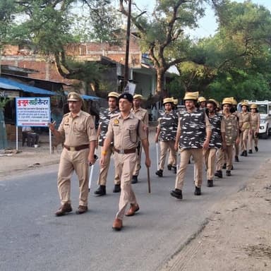 #Etawahpolice
#Footpatrolling
SSP इटावा @BrijeshS_211 के निर्देशन में क्षेत्राधिकारी चकरनगर द्वारा थाना चकरनगर पुलिस के साथ थाना क्षेत्रान्तर्गत शांति व्यवस्था के दृष्टिगत सुरक्षा, शांति, सौहार्द व कानून-व्यवस्था बनाए रखने हेतु प्रमुख बाजारों व मुख्य मार्गो पर पैदल गश्त की गई। https://t.co/kyiCyeo9UT