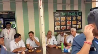 नया रायपुर के टपरी पर चाय पीते नजर आए कांग्रेस नेता राहुल गांधी
#cmochhattishgarh #raipurnews #ChhattisgarhNews #modi #RahulGandhi #bhupeshbadhel #raipur #cg