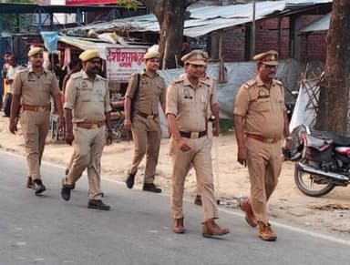 आगामी त्योहारों के दृष्टिगत जनपद में शांति/सुरक्षा एवं कानून व्यवस्था तथा जनमानस में सुरक्षा की भावना बनाये रखने हेतु #barabankipolice द्वारा भीड़-भाड़ वाले क्षेत्रों में पैदल गश्त व संदिग्ध व्यक्ति/वाहन की चेकिंग की जा रही है-
#UPPolice https://t.co/ph0dxWstZS
