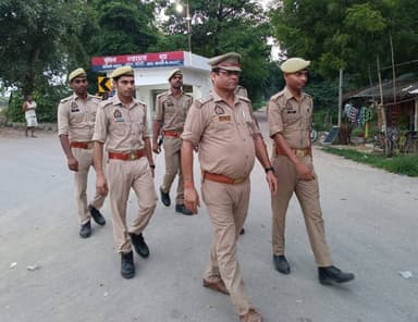 आगामी त्योहारों के दृष्टिगत जनपद में शांति/सुरक्षा एवं कानून व्यवस्था तथा जनमानस में सुरक्षा की भावना बनाये रखने हेतु #barabankipolice द्वारा भीड़-भाड़ वाले क्षेत्रों में पैदल गश्त व संदिग्ध व्यक्ति/वाहन की चेकिंग की जा रही है-
#UPPolice https://t.co/Gf7f64e5bH